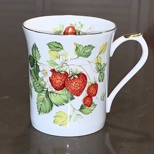 Final Vtg Queen’s Fine English Bone China Virginia Strawberry 3.5” Flat Mug